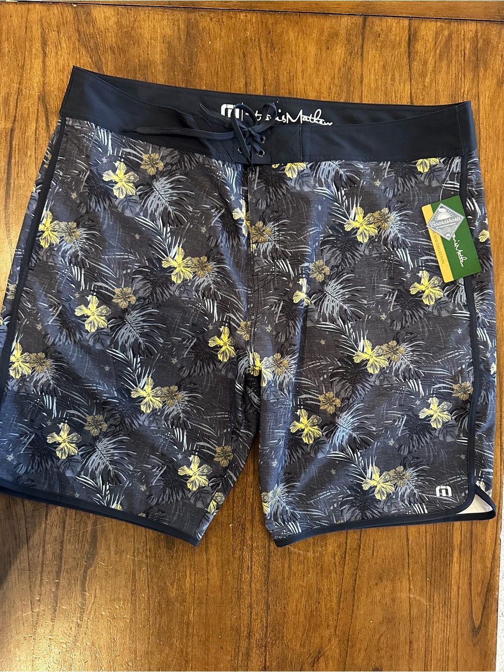 TravisMathew “Becan Ruins” Board Shorts – Men’s Size 42 – NWT